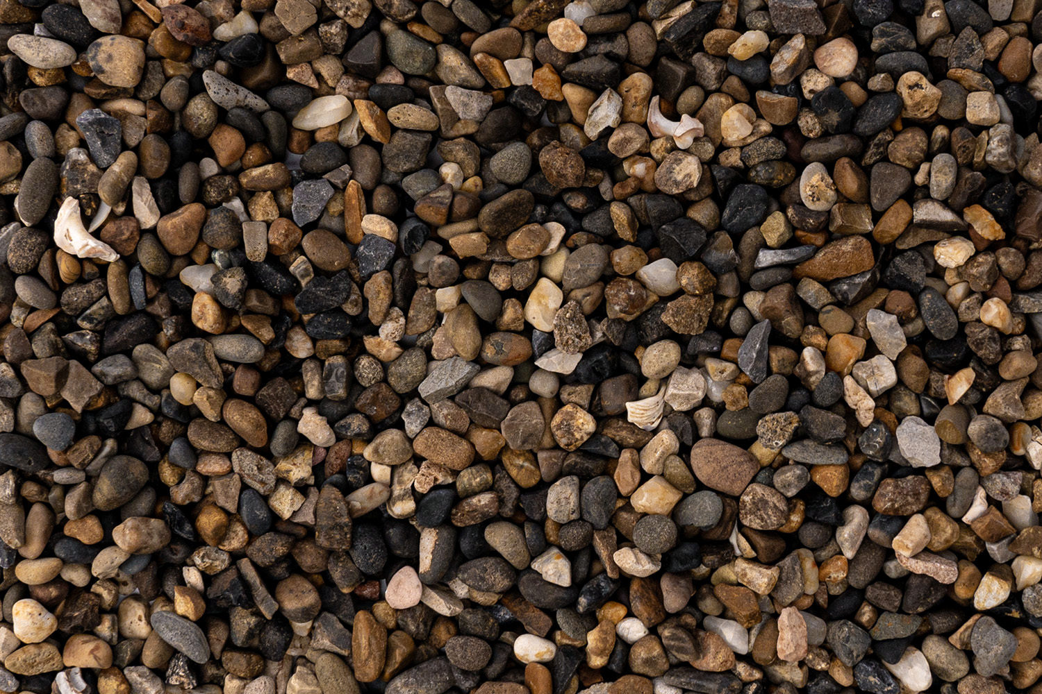 Gemischte Kieselsteine in Braun, Grau und Beige